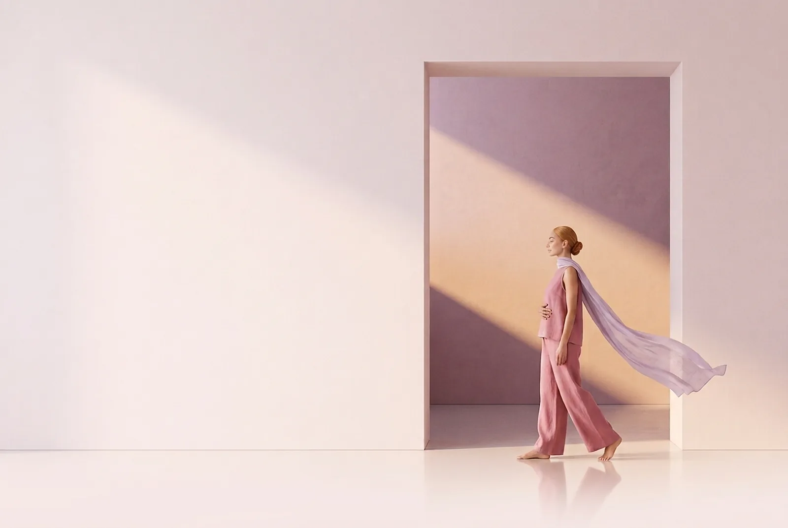 Une femme blonde marche calmement dans une embrasure lumineuse, la main sur le ventre, une écharpe légère flottant derrière elle : l'alliance du corps, du souffle et de l'esprit
